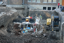 847247 Afbeelding van het uitgraven van archeologische resten op de binnenplaats van het voormalige Hoofdpostkantoor ...